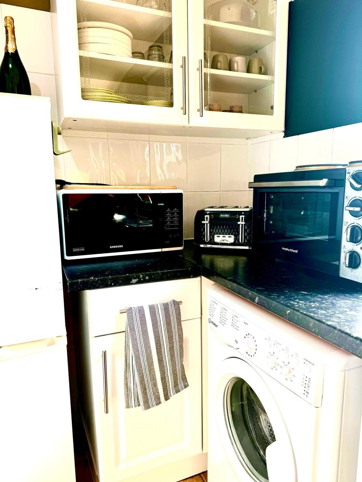 A Lovely 1 Bedroom Flat / Modern-cosy Apartment