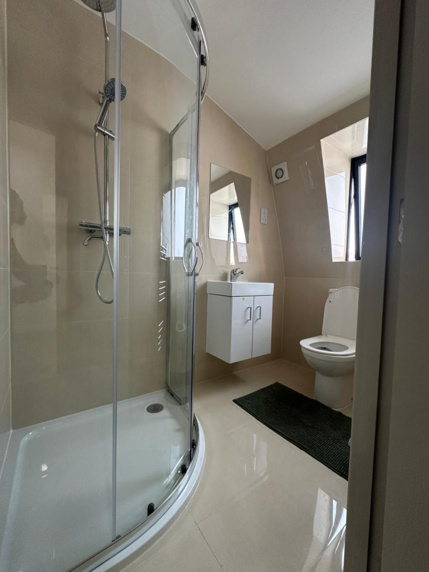 Appartement Modern 3 Bedroom With 2 Bathroom In Londen