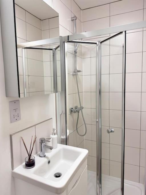 Vibrant 30min To & Free Wifi Apartment London