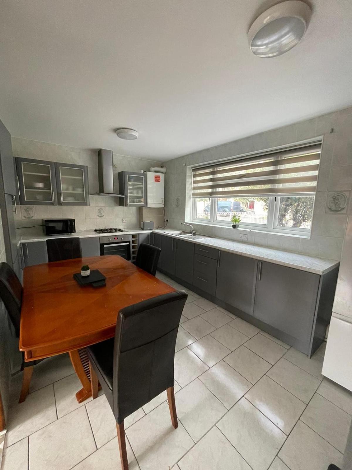 Vakantiehuis Lovely Spacious 3 Bedroom House With Sofa Bed, 30 Minutes From *