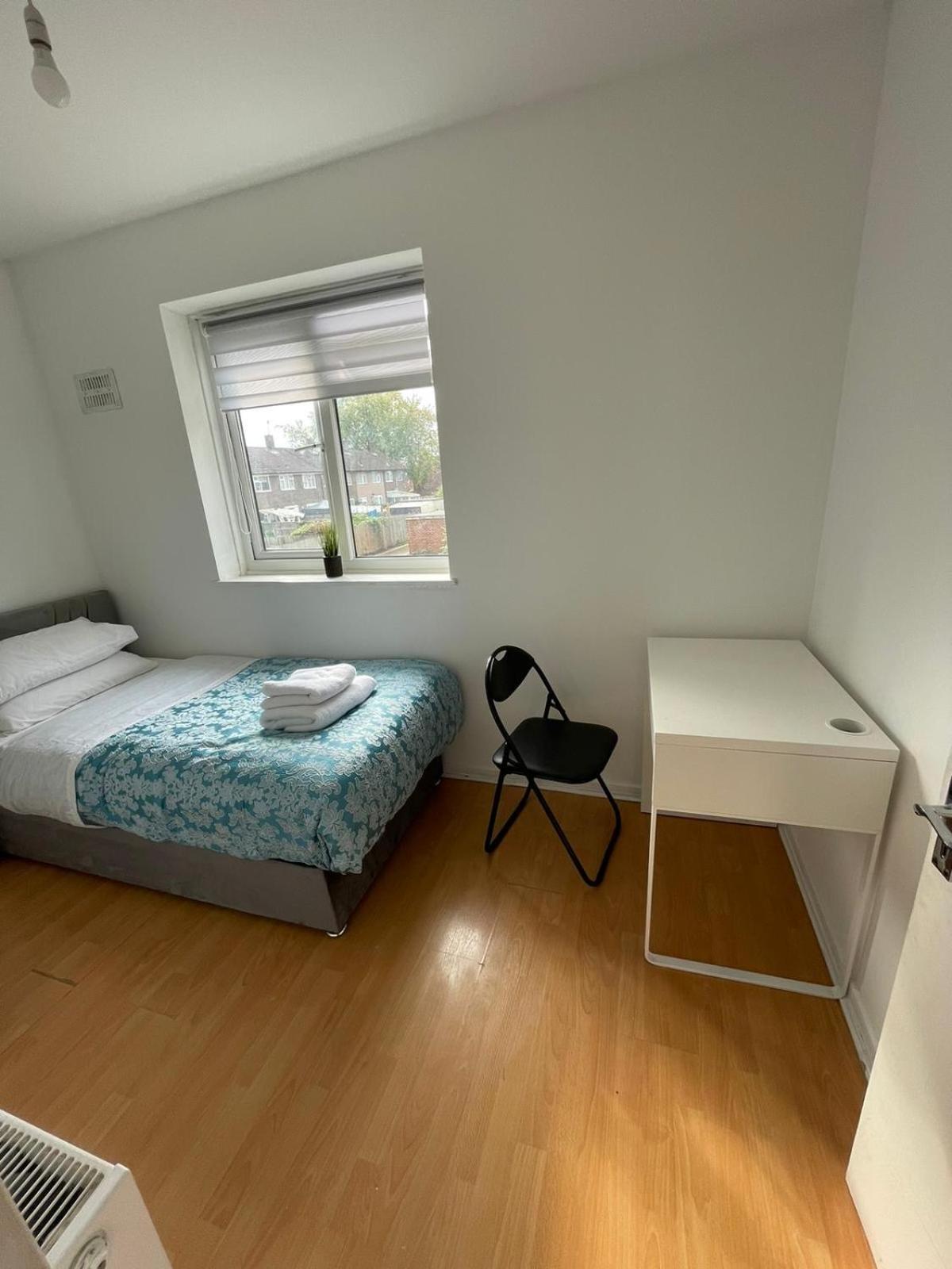 Lovely Spacious 3 Bedroom House With Sofa Bed, 30 Minutes From * Londen