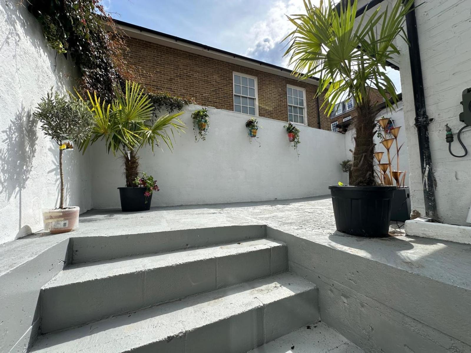 Stylish Garden-level Flat In Chiswick Londra