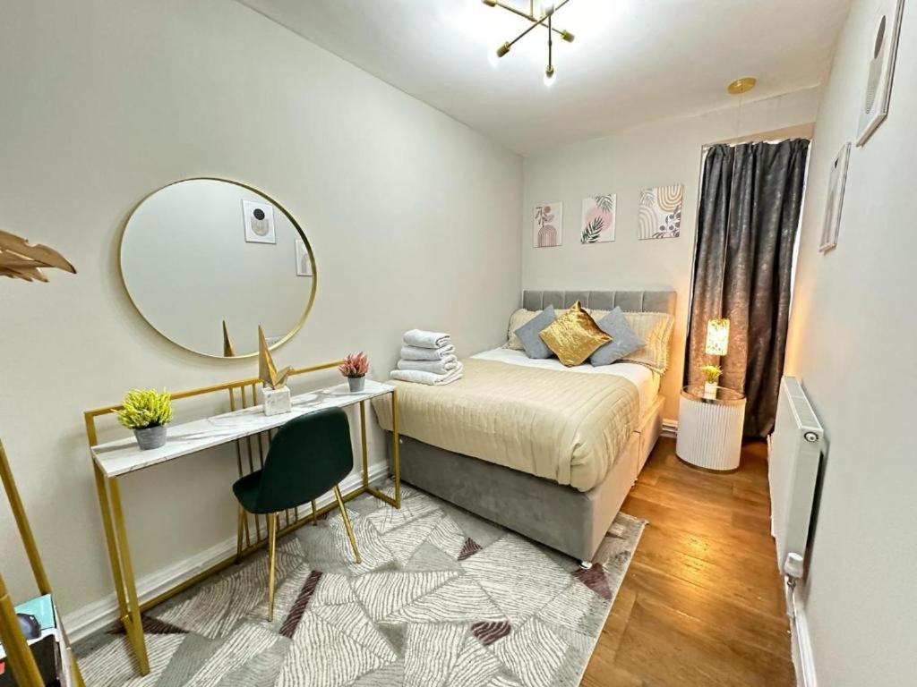 Comfortable Near Hyde Park Apartment