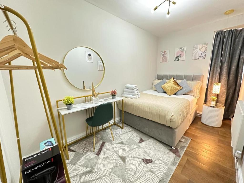 Comfortable Near Hyde Park Apartment