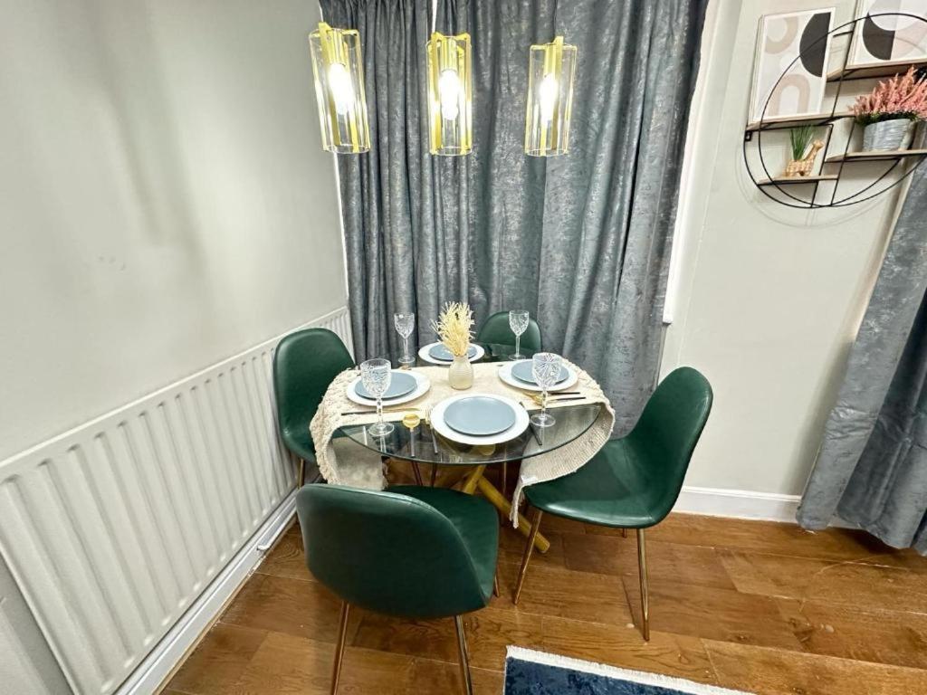 Comfortable Near Hyde Park Apartment