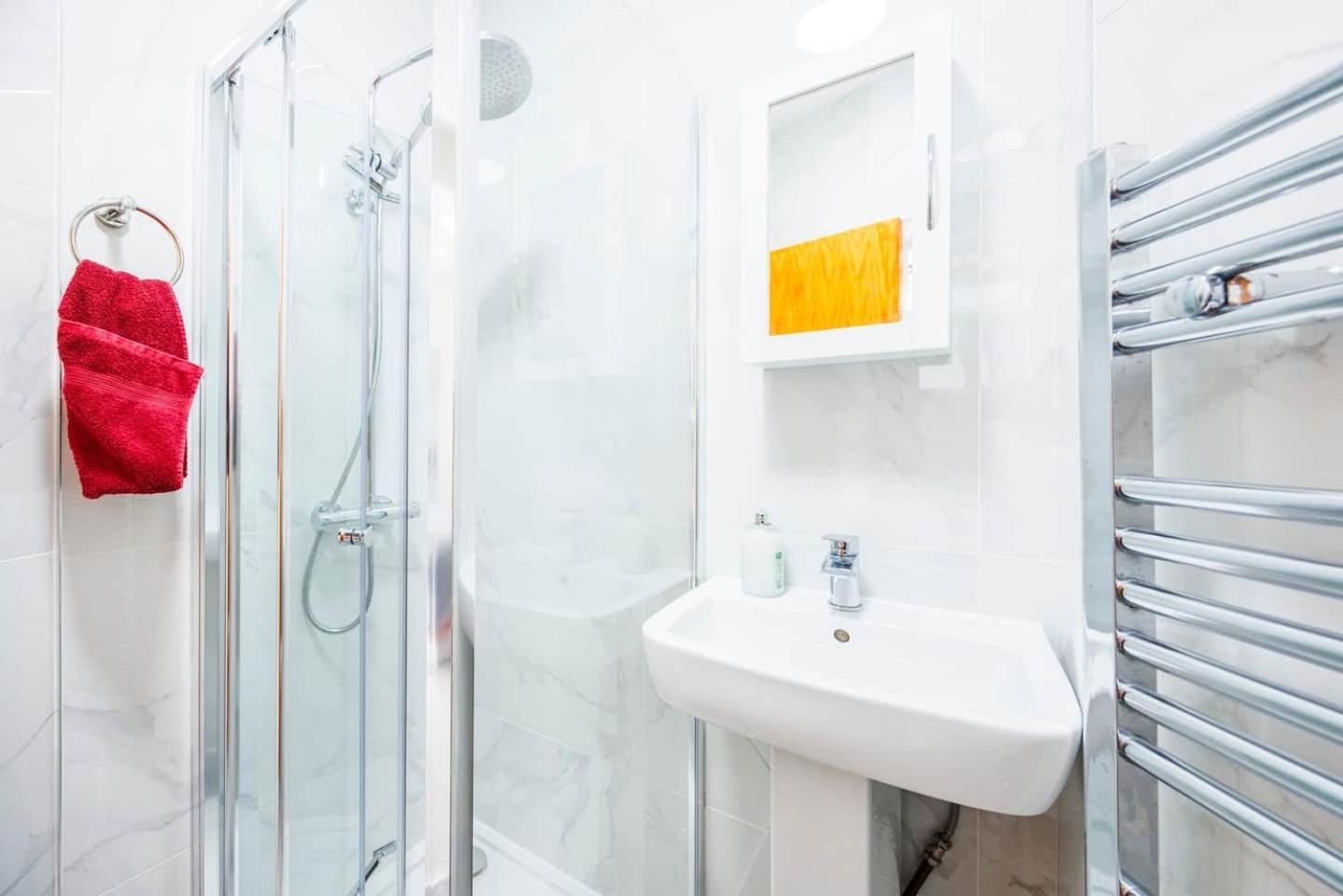 Three Bedrooms 3 Bathrooms In Londra
