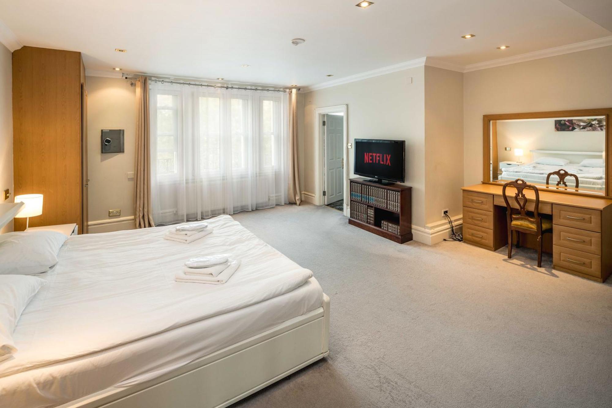 Kensington Skyline Penthouse Apartment *