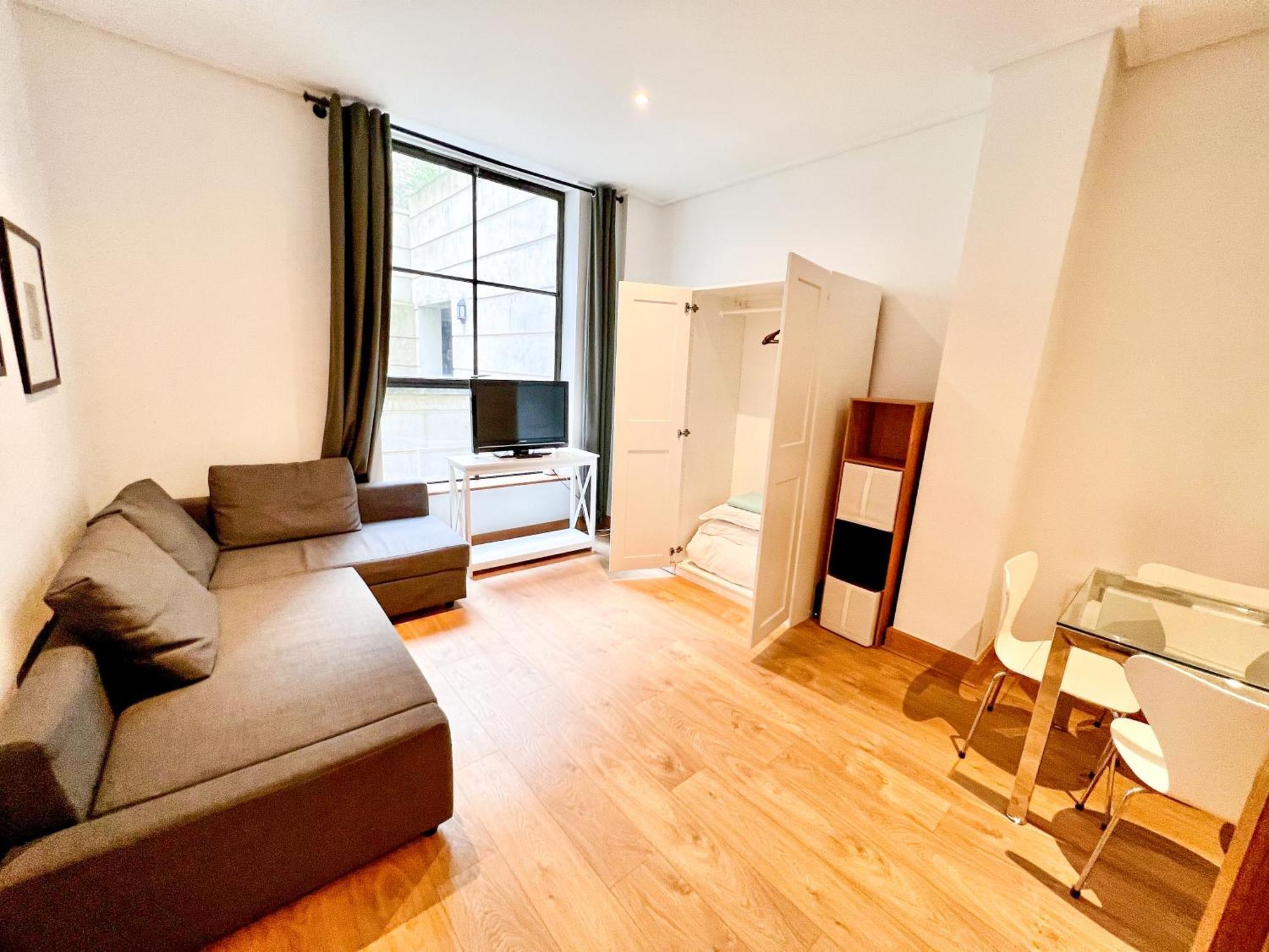 Excellent Entire Between St Pauls Cathedral And Covent Garden Appartement Londen