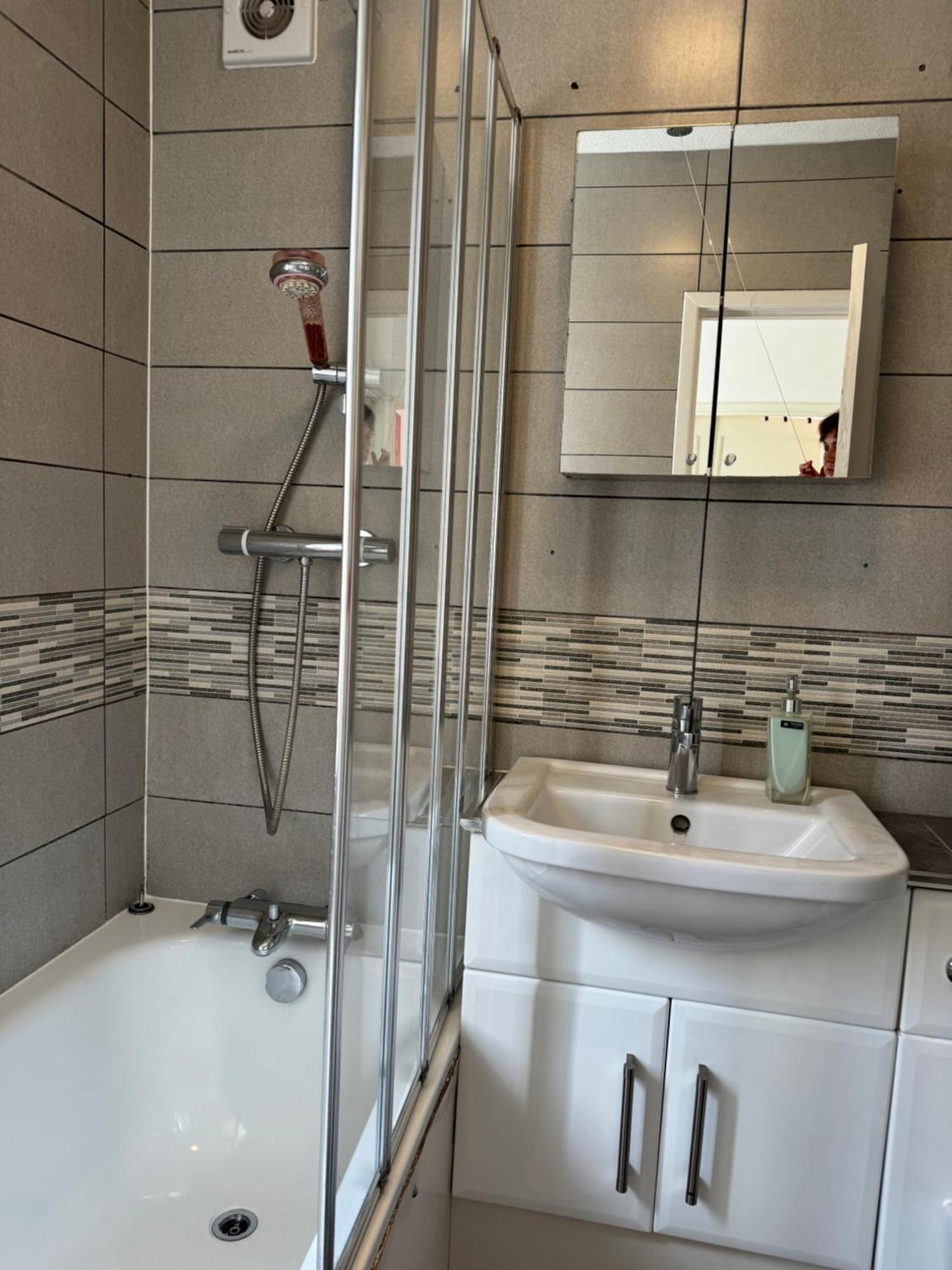 Cosy Modern Family Free Parking Garden * London