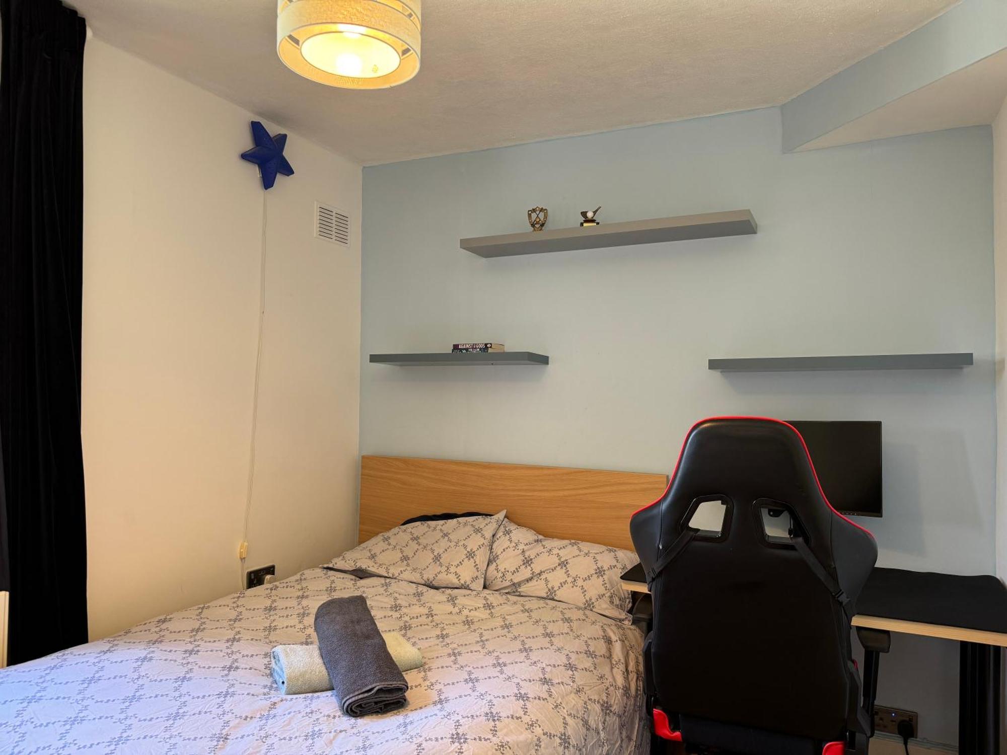 Cosy Modern Family Free Parking Garden Holiday home *