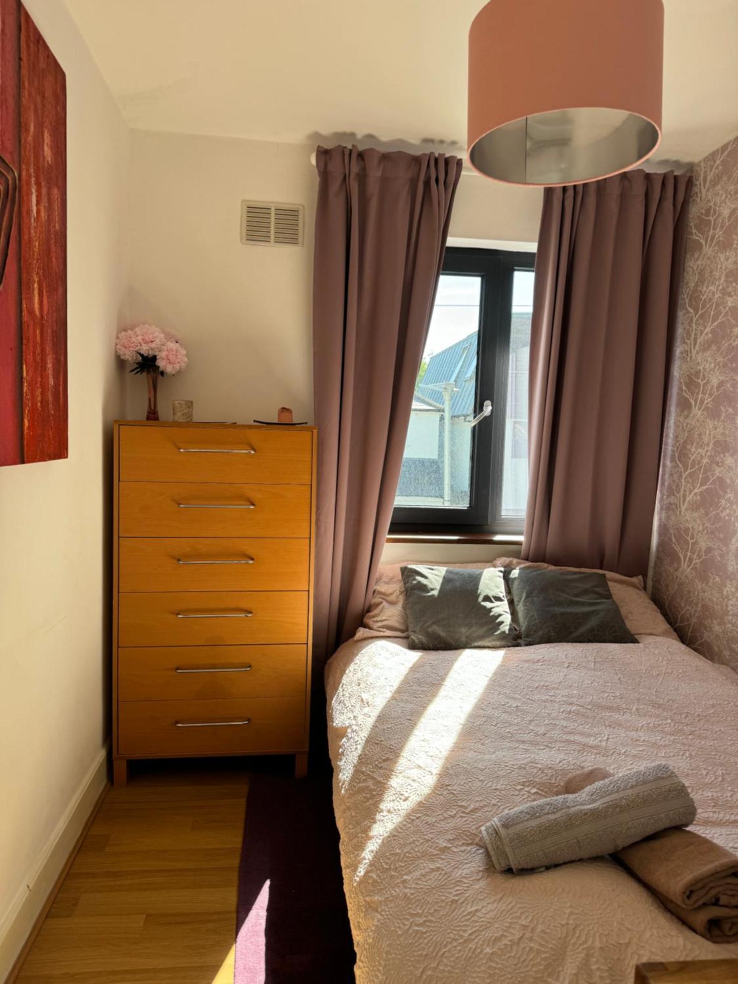 Cosy Modern Family Free Parking Garden * London