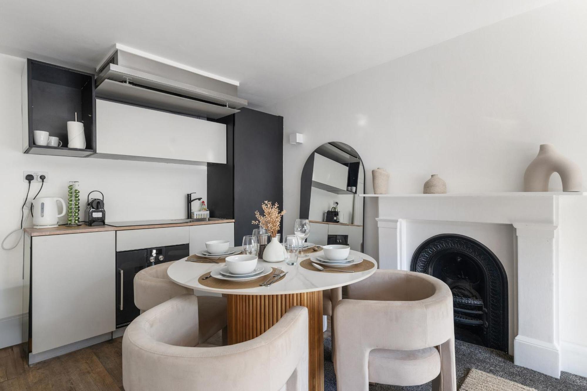 Serenity Escape - La Reserve Knightsbridge Apartment *