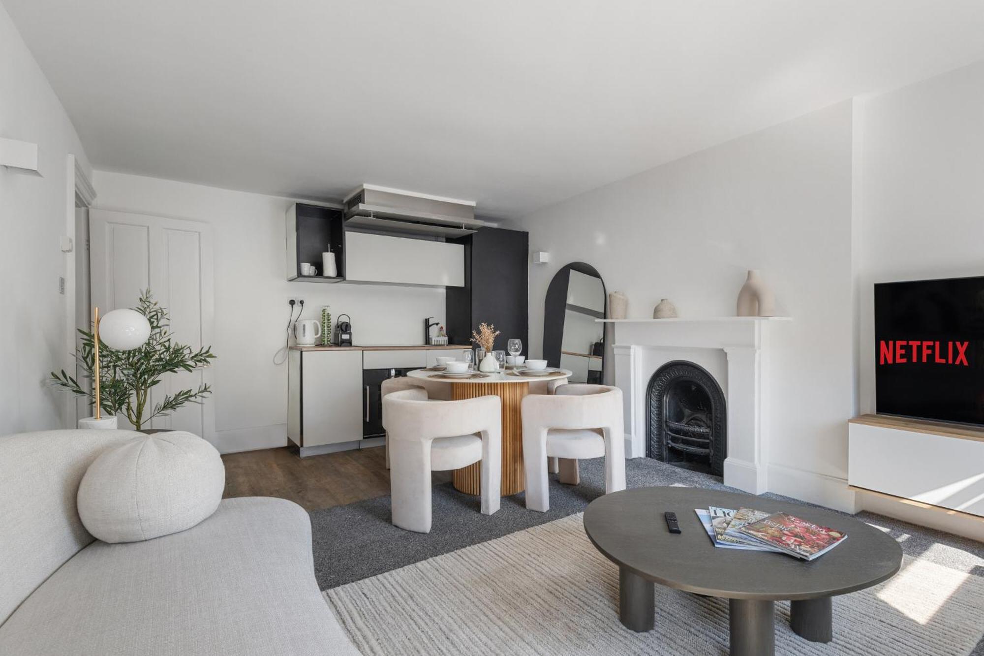 Serenity Escape - La Reserve Knightsbridge Apartment *