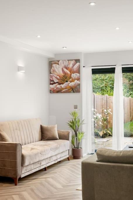 Apartment 4 Bed House Near Gatwick Airport *