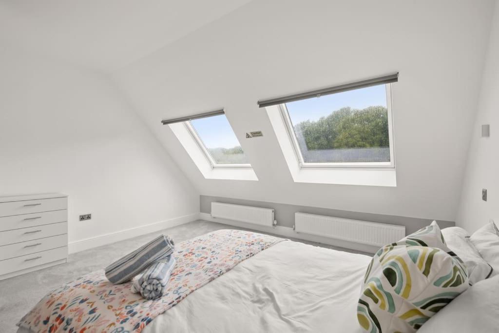 4 Bed House Near Gatwick Airport London