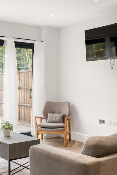 4 Bed House Near Gatwick Airport * London