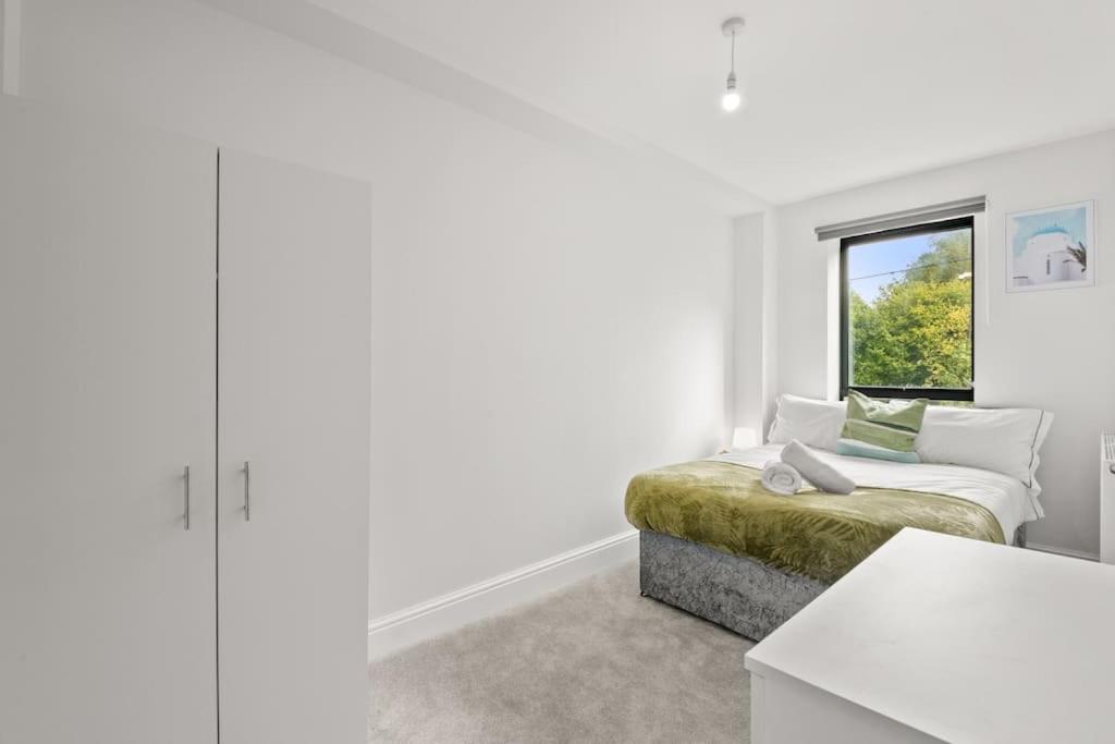 4 Bed House Near Gatwick Airport Apartment