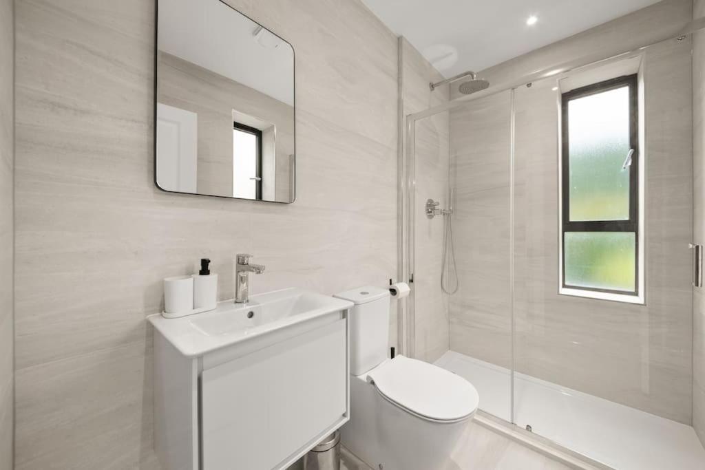 4 Bed House Near Gatwick Airport Apartment *