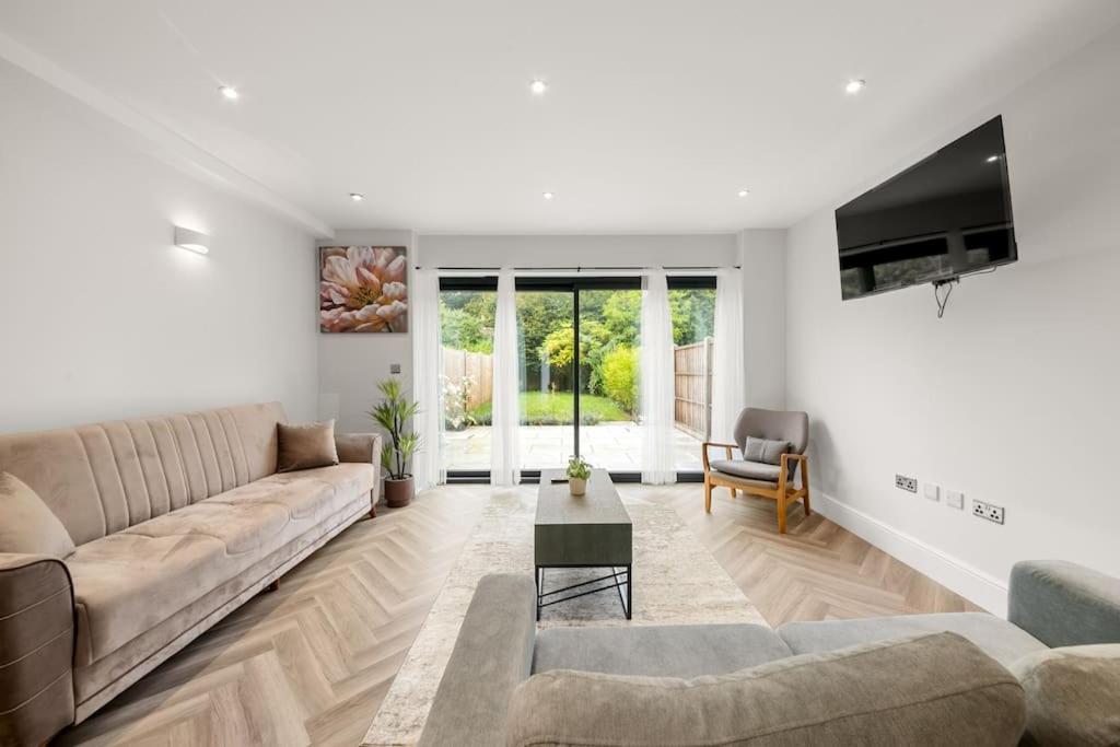 4 Bed House Near Gatwick Airport Apartment *