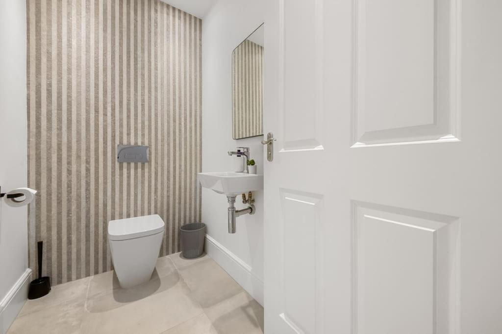 4 Bed House Near Gatwick Airport Apartment