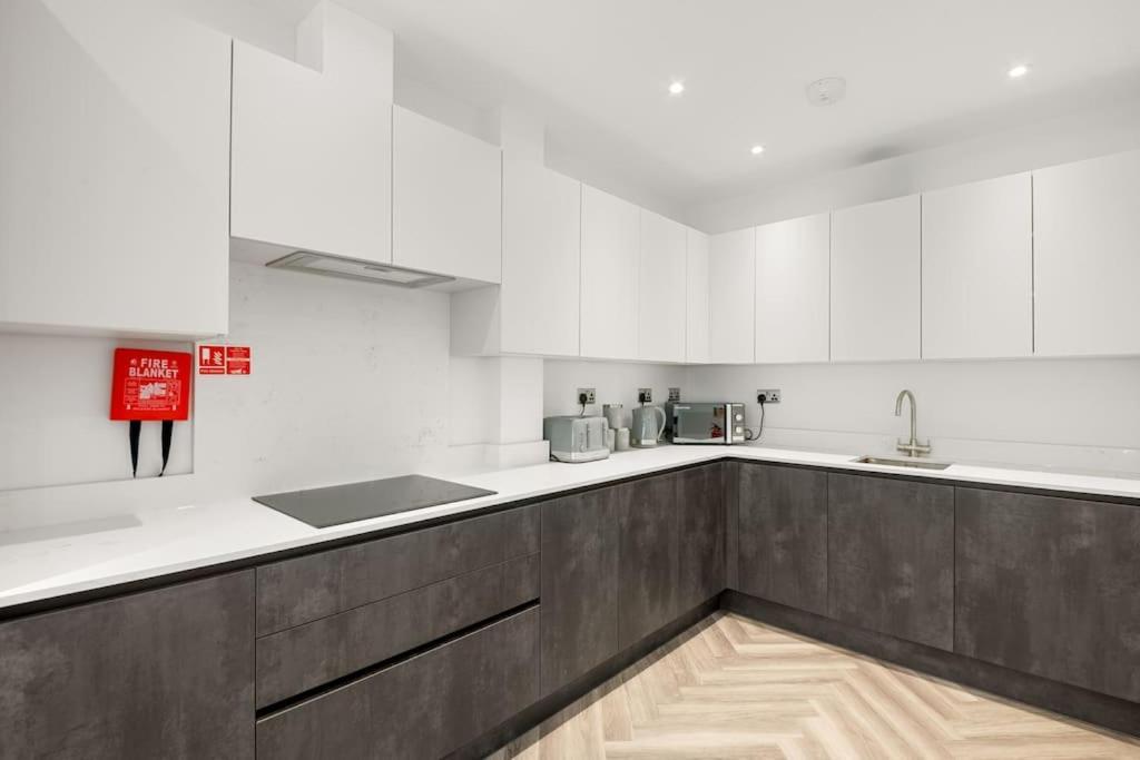 4 Bed House Near Gatwick Airport Apartment London
