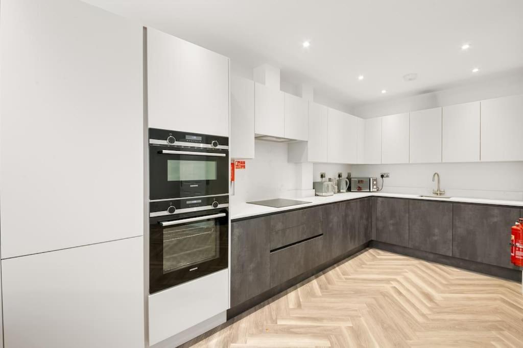 4 Bed House Near Gatwick Airport Apartment London
