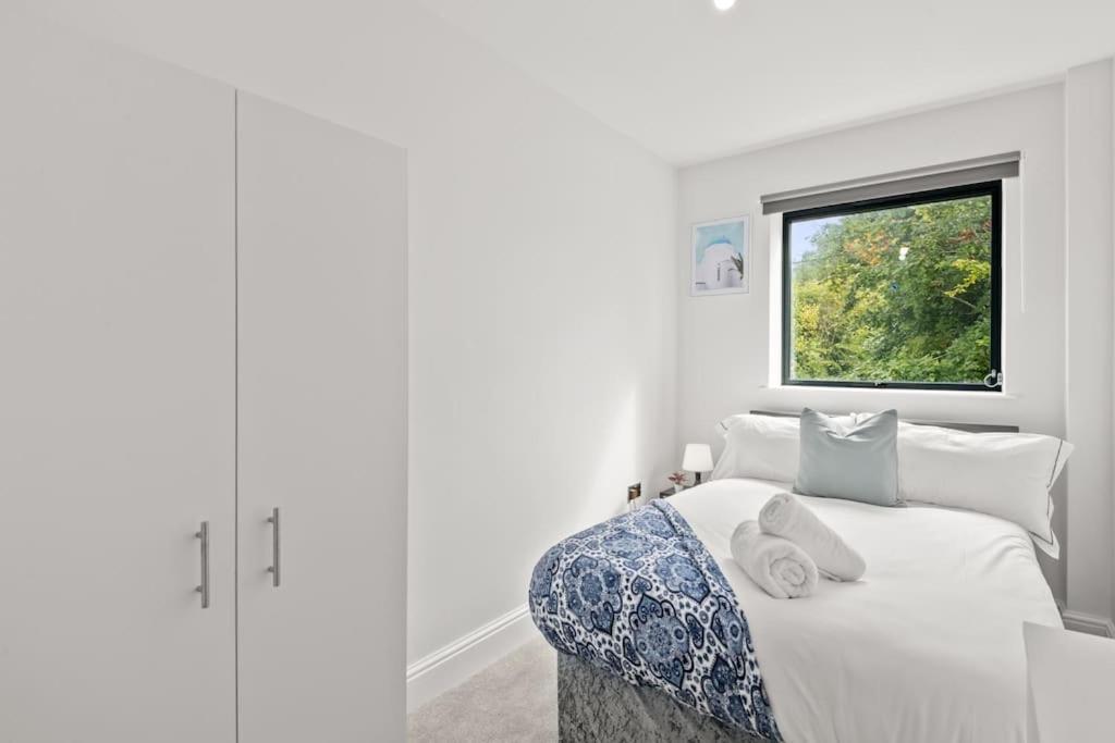 Apartment 4 Bed House Near Gatwick Airport London