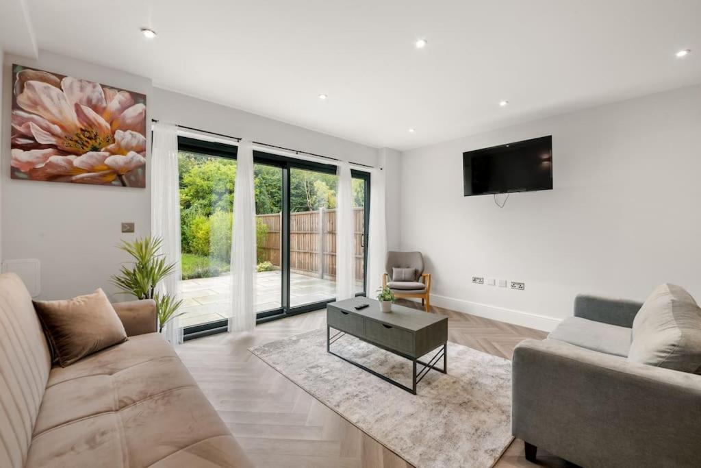 4 Bed House Near Gatwick Airport *