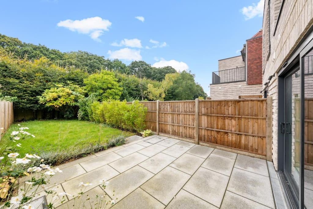 4 Bed House Near Gatwick Airport * London
