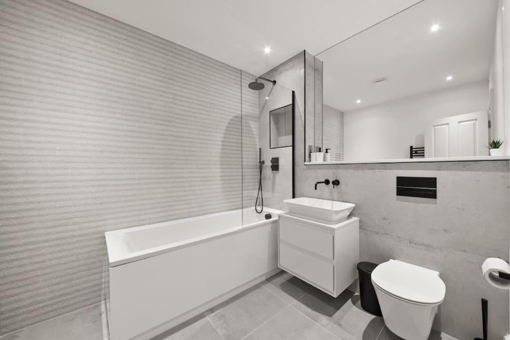 Apartment 4 Bed House Near Gatwick Airport *