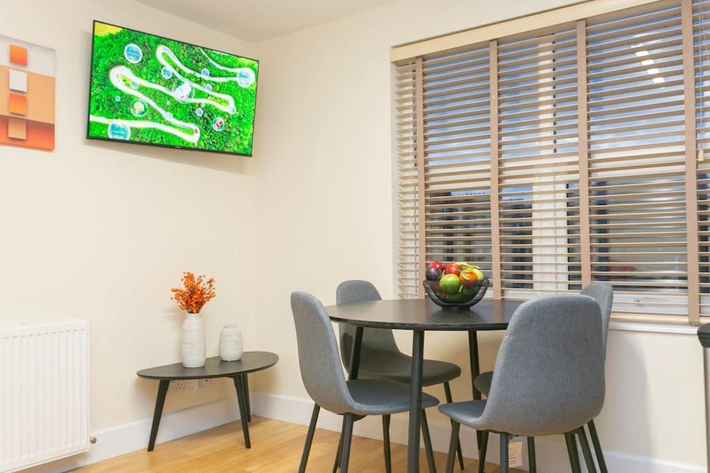Trendy 1br In West Kensington -opposite Station Appartement Londen