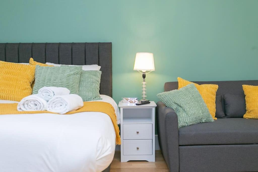 Trendy 1br In West Kensington -opposite Station Londen