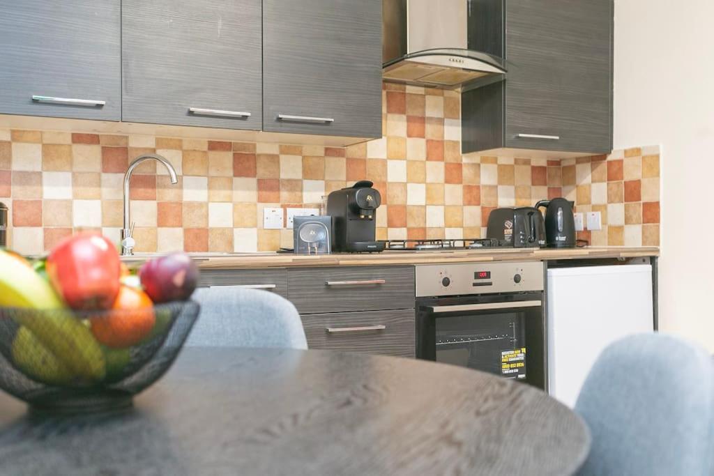 Trendy 1br In West Kensington -opposite Station * Londen