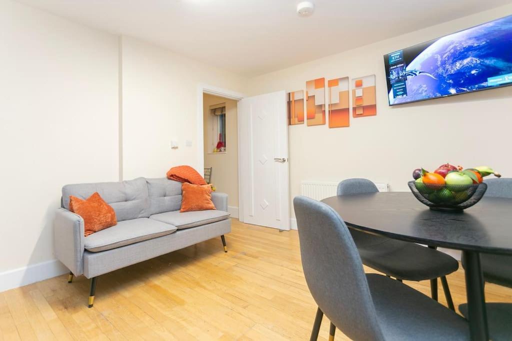 Trendy 1br In West Kensington -opposite Station Appartement Londen