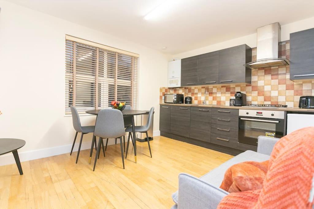 Trendy 1br In West Kensington -opposite Station Londen
