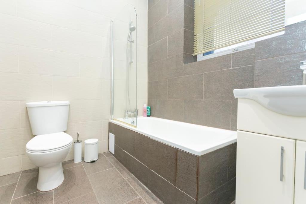 Trendy 1br In West Kensington -opposite Station Appartement Londen
