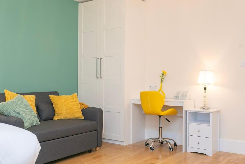 Appartement Trendy 1br In West Kensington -opposite Station Londen