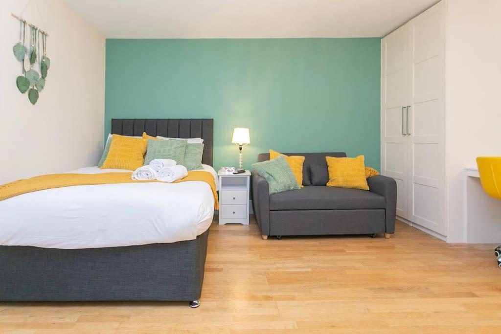 Trendy 1br In West Kensington -opposite Station * Londen