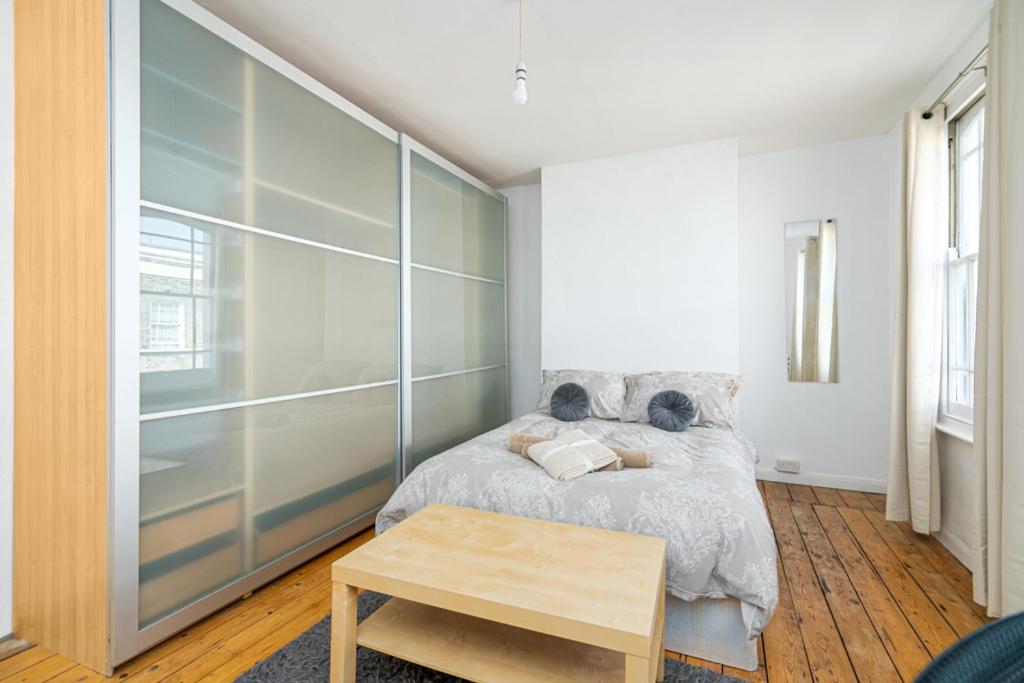 Bright Spacious Double Bedroom * London
