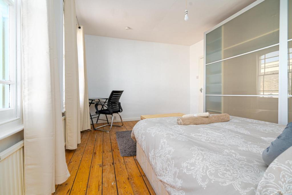 Bright Spacious Double Bedroom * London
