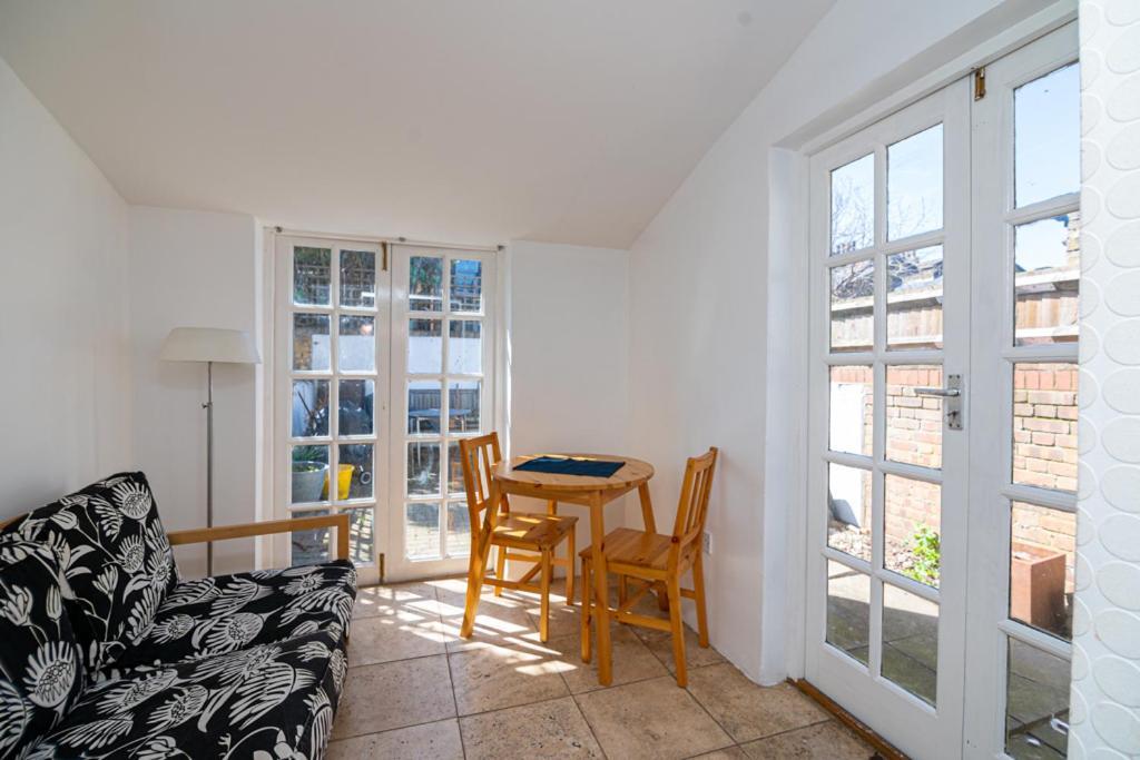 Guest house Bright Spacious Double Bedroom
