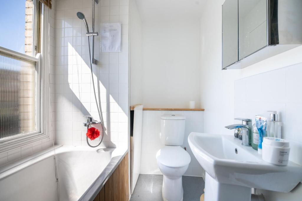 Guest house Bright Spacious Double Bedroom *