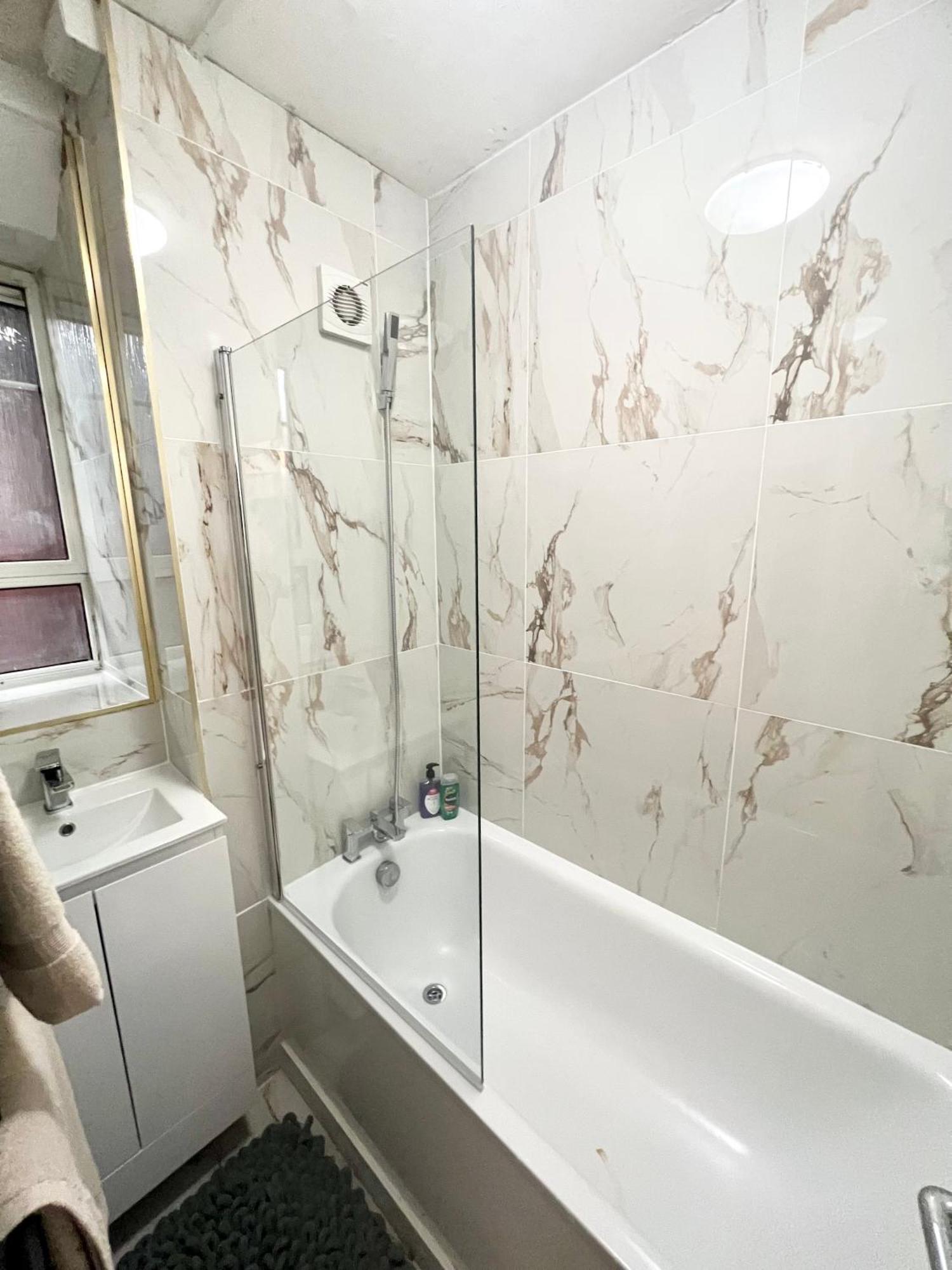 Appartamento 2 Bedroom Flat With Balcony In White City, Hammersmith Londra
