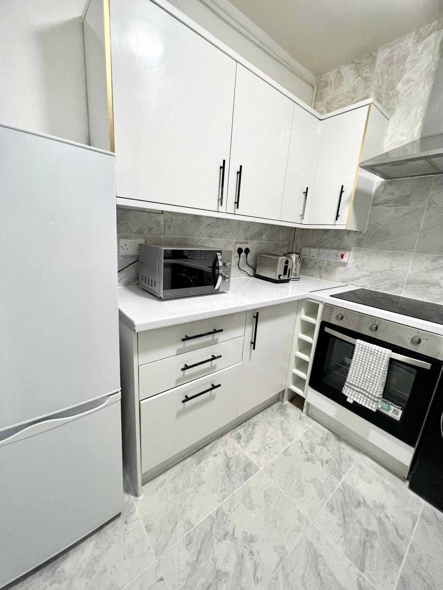 2 Bedroom Flat With Balcony In White City, Hammersmith Londra