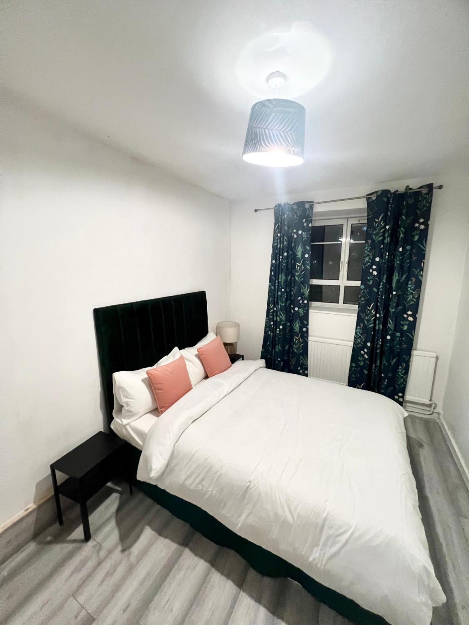 2 Bedroom Flat With Balcony In White City, Hammersmith Appartamento Londra
