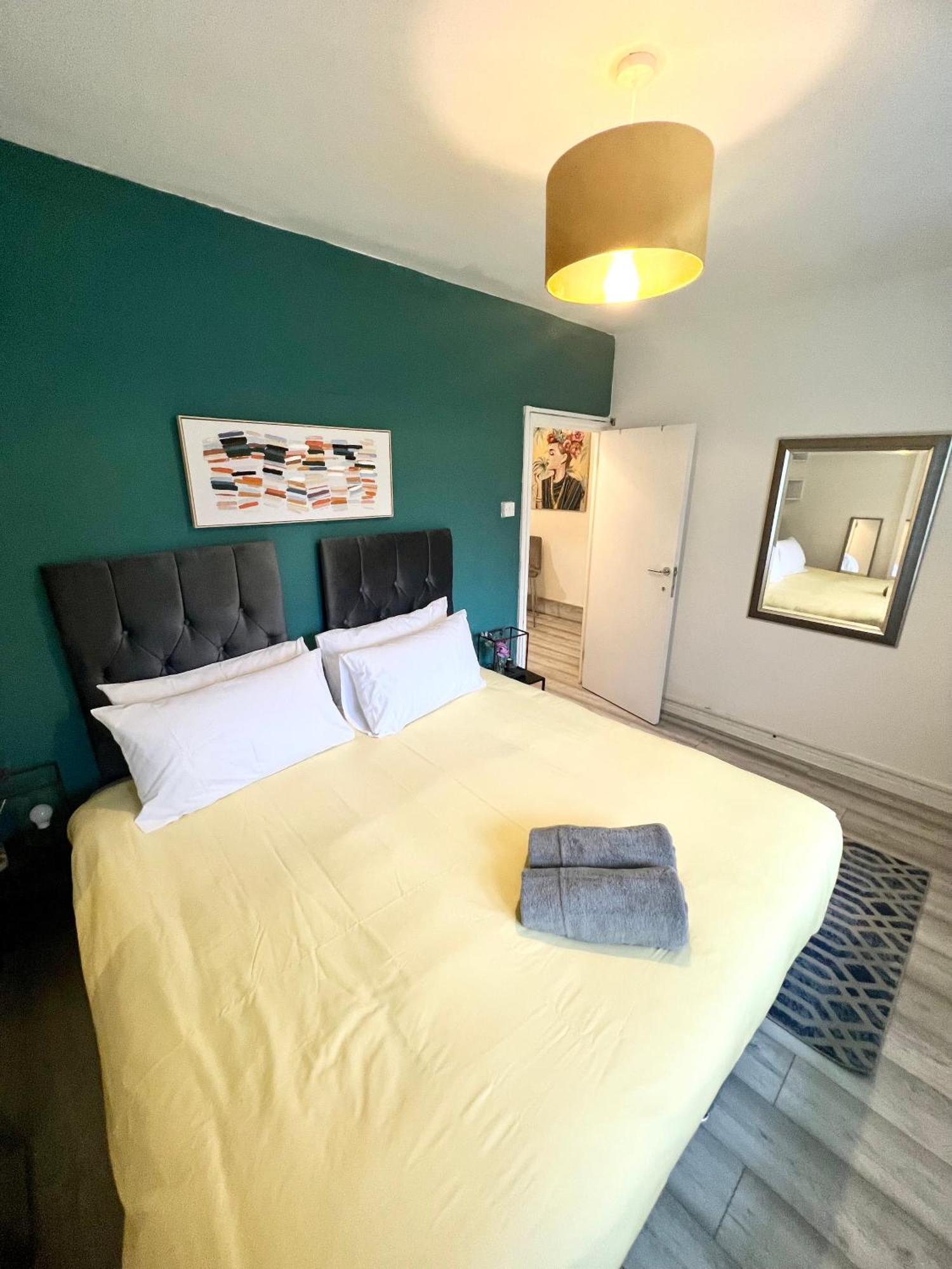 Appartamento 2 Bedroom Flat With Balcony In White City, Hammersmith *