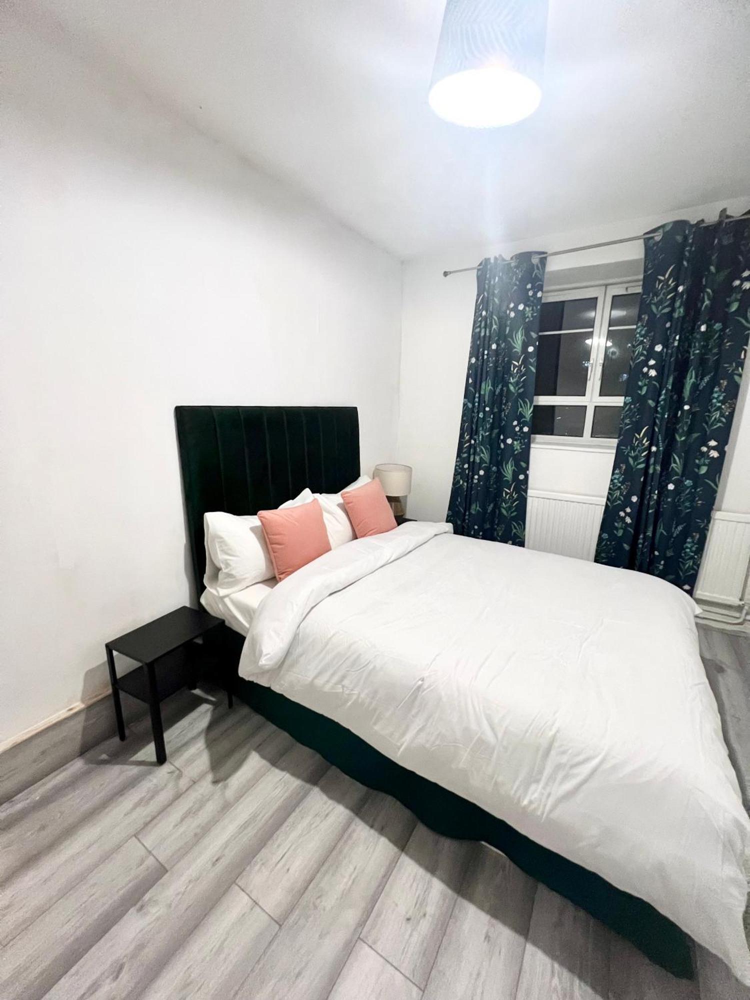 Appartamento 2 Bedroom Flat With Balcony In White City, Hammersmith Londra