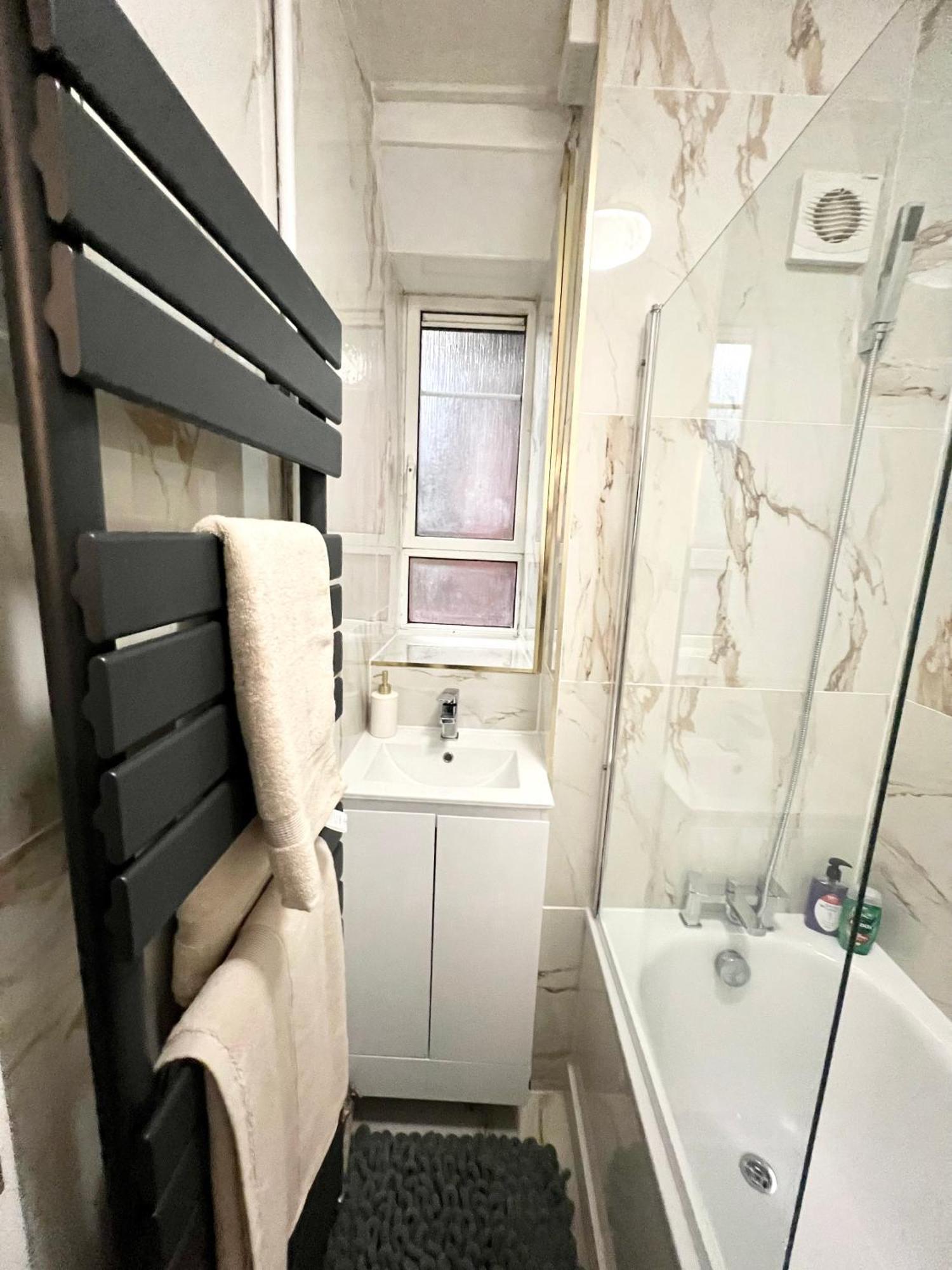2 Bedroom Flat With Balcony In White City, Hammersmith Appartamento Londra