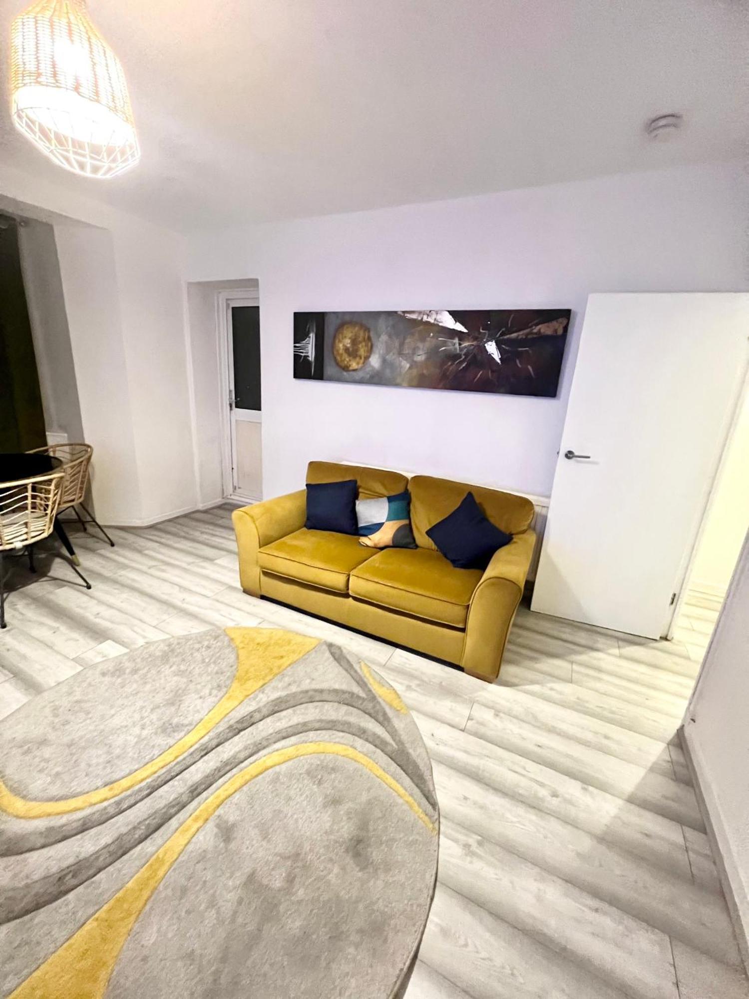 2 Bedroom Flat With Balcony In White City, Hammersmith Appartamento *