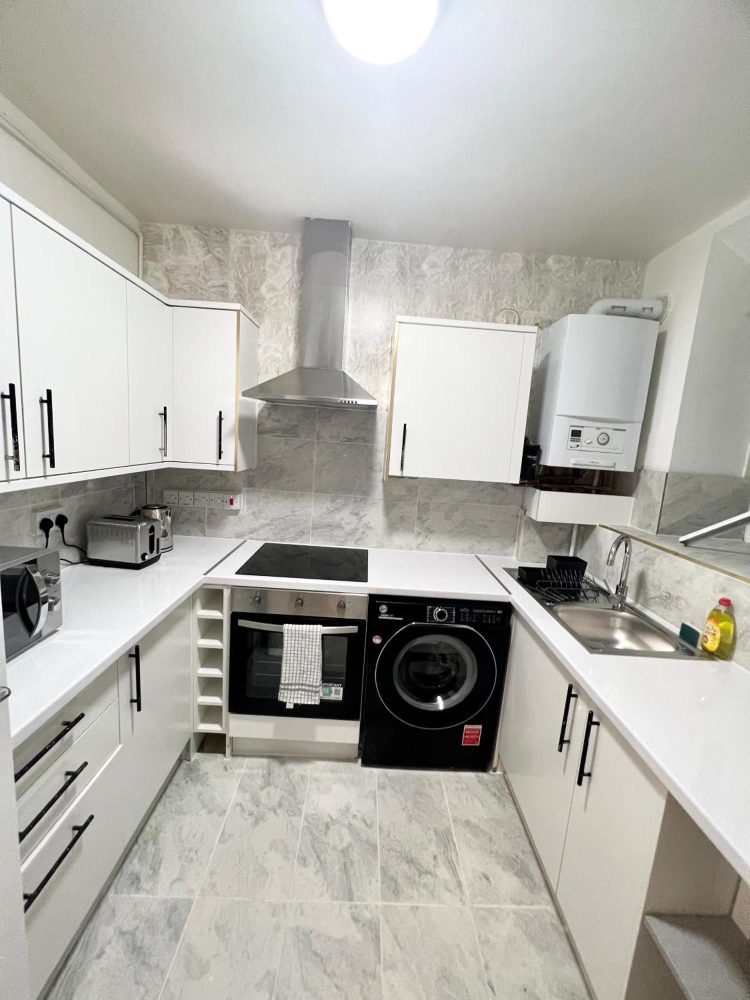 2 Bedroom Flat With Balcony In White City, Hammersmith Appartamento Londra